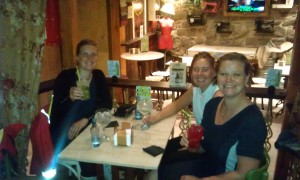 Tre danske damer med drinks
