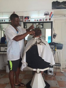 Jakob bliver klippet på lokal frisørsalon