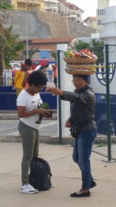 Kapverdianer med kurv på hovedet - kurven er fyldt med slik, som hun sælger på gaden