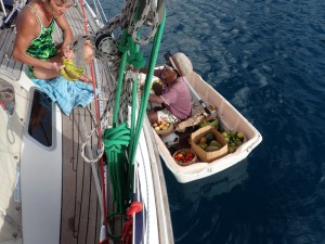 Bente køber bananer af lokal i lille båd