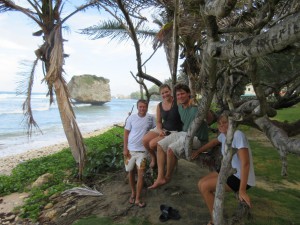 Aura-crew med champignon-stenen og palmer i baggrunden