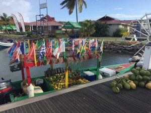 Frugtbåd med masser af flag