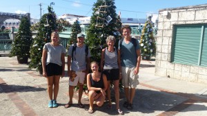 Mai, Jakob, Terese, Bente og Martin foran de flotte juletræer i Bridgetown