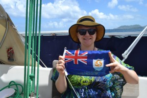 Anguillas flag og Clara, som er pakket ind pga. solskoldning
