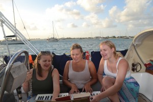De tre søstre synger og spiller ved keyboardet - dejligt :) 