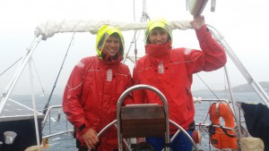Jakob og Christian sejler i regnvejr - bemærk hvor våd Martins jakke er (til venstre) sammenligned med Christians